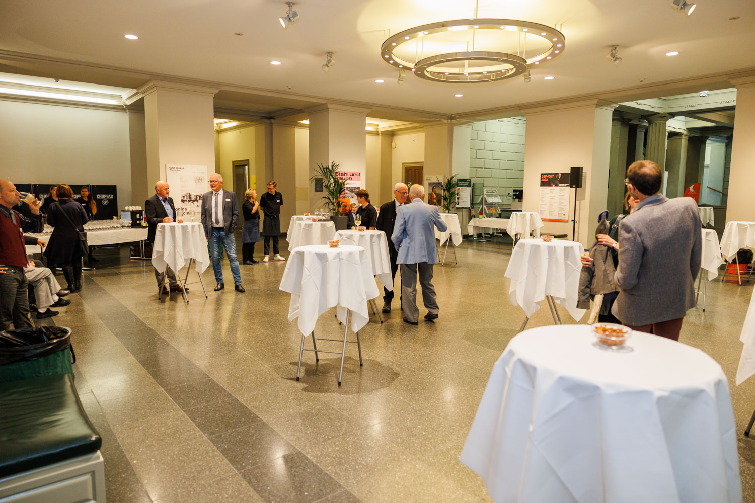 Stadthaus Foyer mit ersten Gästen