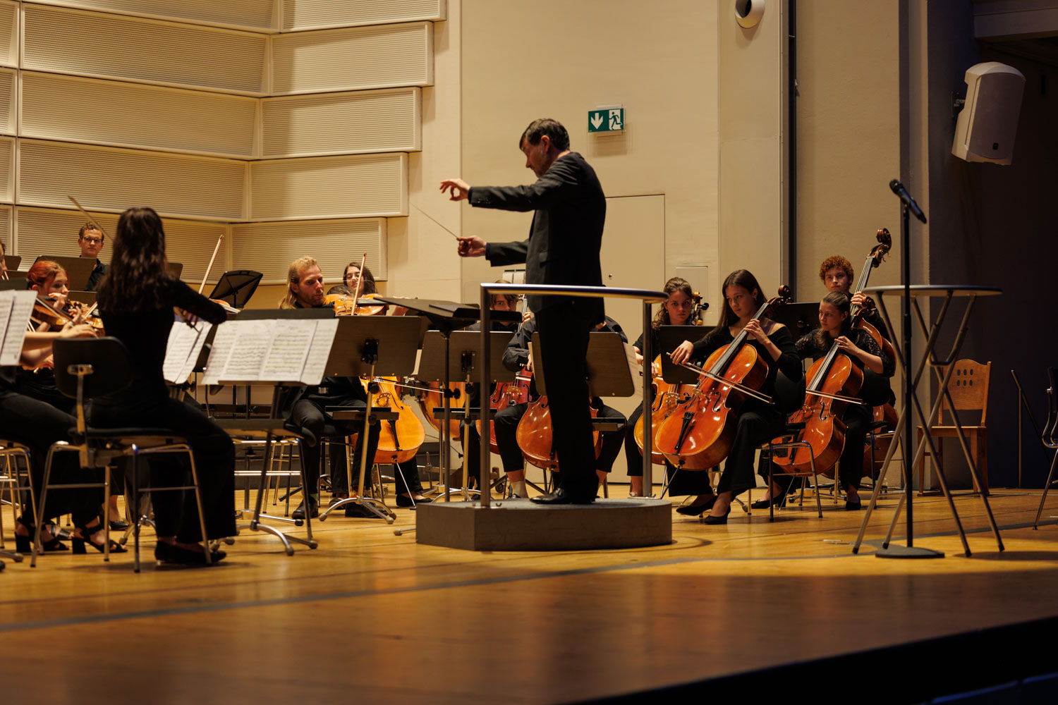 Das erste Musikstück erklingt, gespielt vom Winterthurer Jugendsinfonieorchester, unter der Leitung von Simon Wenger: Die Ouverture aus dem Ballett «Pulcinella» von Igor Stravinsky