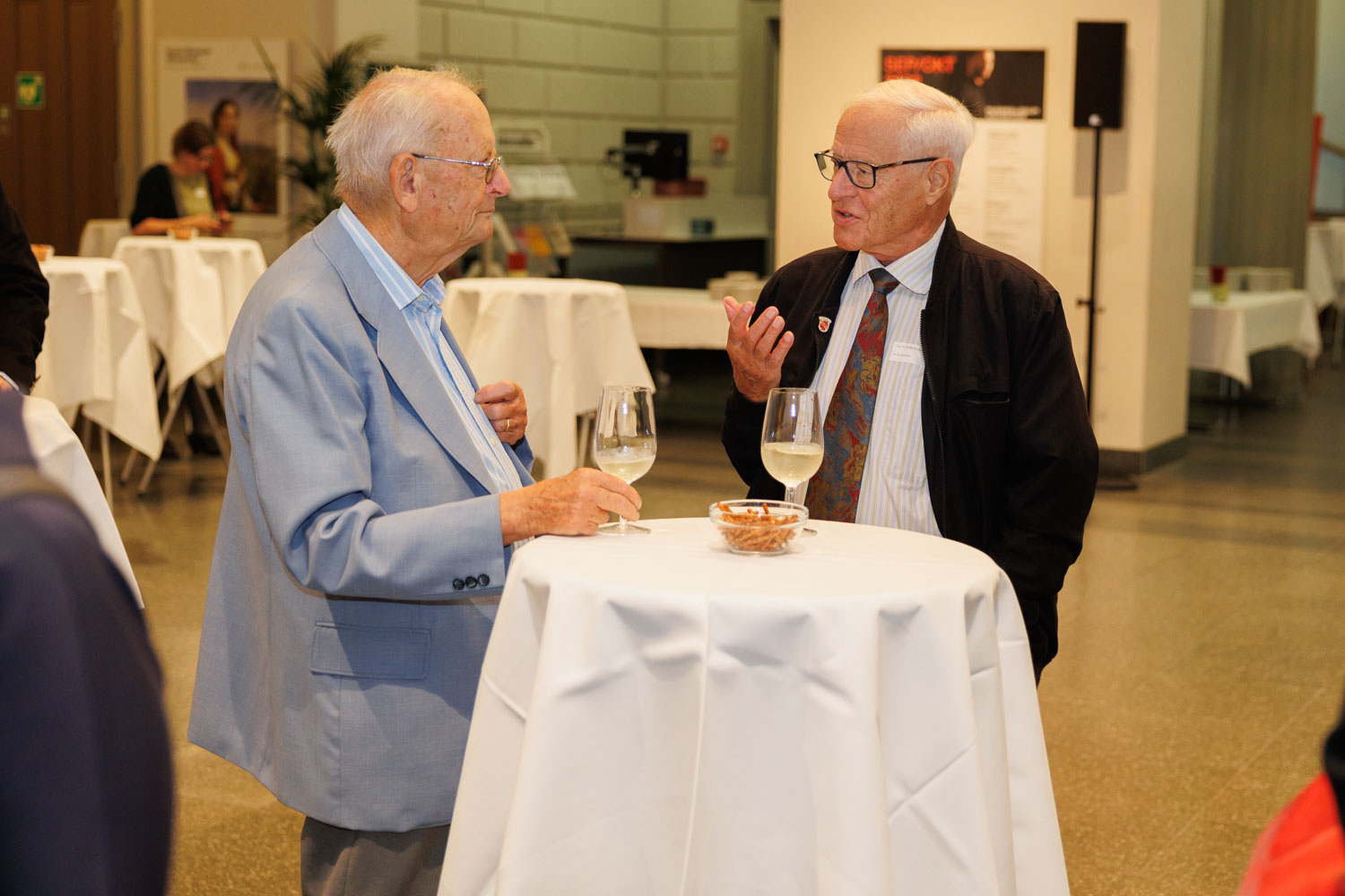 Haymo Empl (alt Gemeinderatspräsident) und Martin Hollenstein (alt Gemeinderat, beide CVP) im angeregten Gespräch