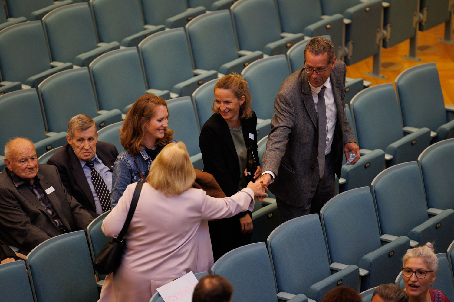 Begrüssung unter Kantonsratskolleg/innen: Esther Guyer (Kantonsratspräsidentin Grüne) und Urs Glättli (Kantonsrat GLP). Dahinter: Silvia Gygax-Matter (alt Gemeinderätin GLP) und Katrin Cometta (Stadträtin GLP)