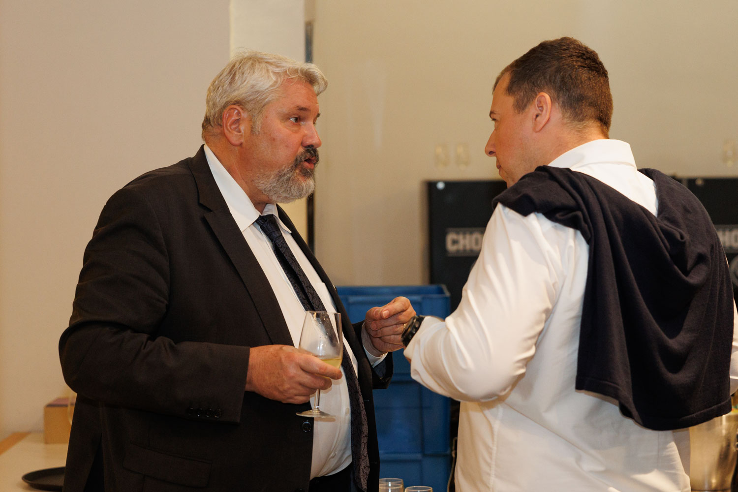 Michael Künzle (Stadtpräsident die Mitte) im Austausch mit Philipp Angele (Stadtparlamentarier SVP)