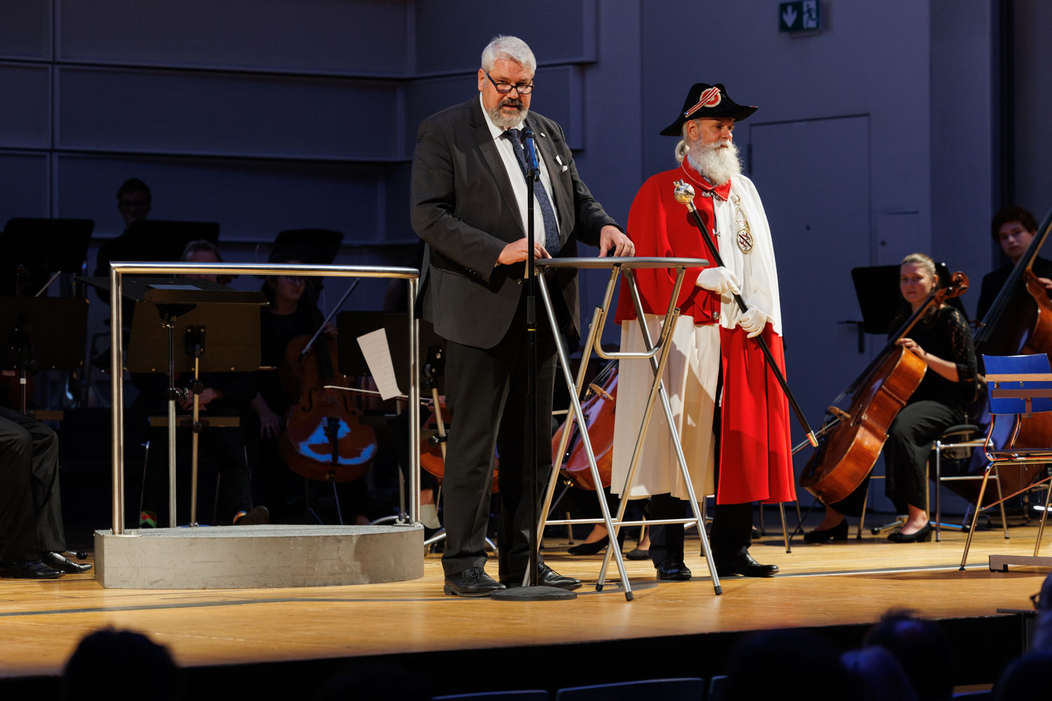 Nun doch noch: Das Grusswort aus dem aktuellen Stadtrat. Überbracht von Michael Künzle (Stadtpräsident, die Mitte) und sekundiert durch Marco Fink (Stadtweibel, in der traditionellen Tracht)