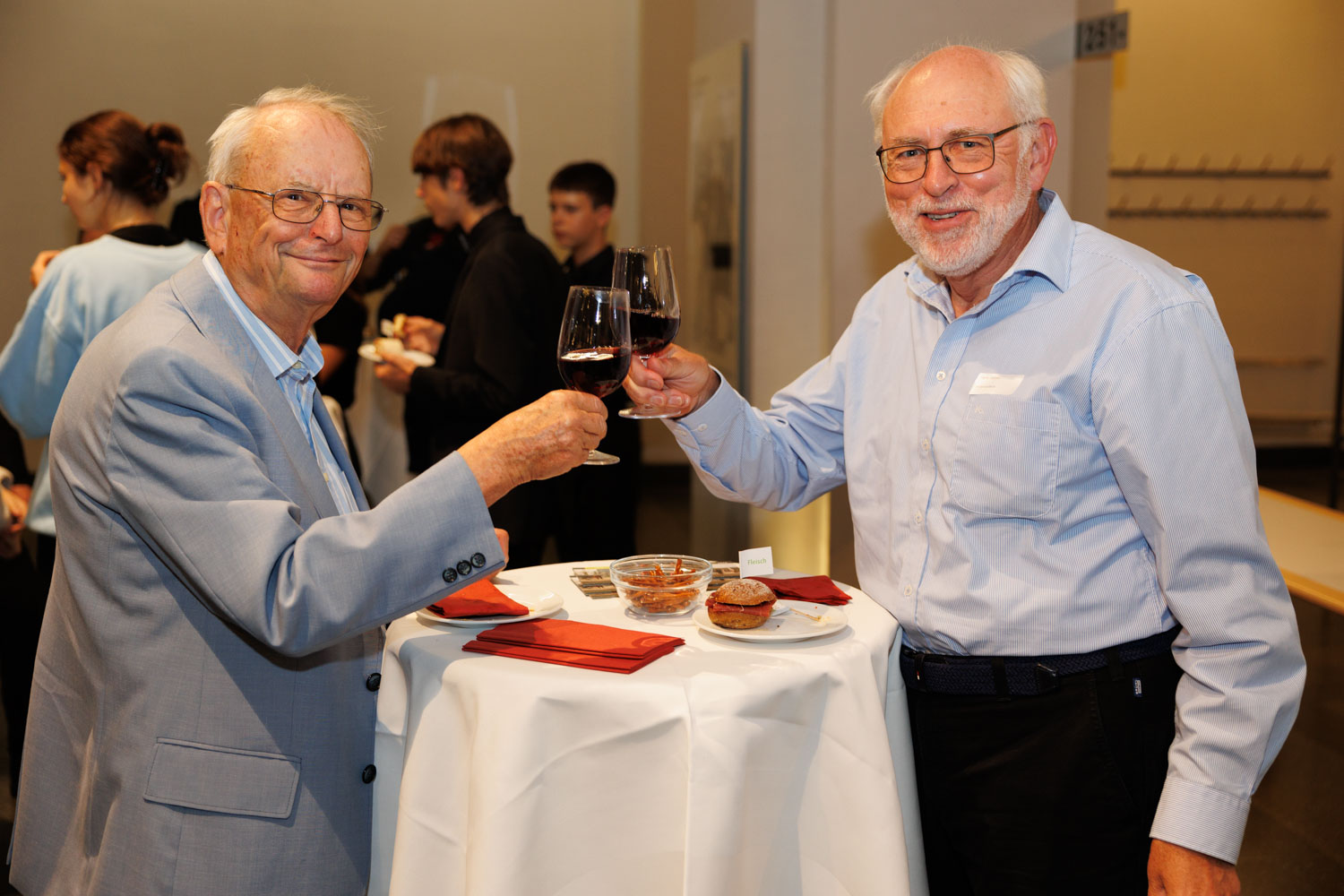 «Prosit auf die alten Zeiten»: Haymo Empl (links, alt Gemeinderatspräsident CVP) und Hans Fahrni (alt Kantonsrat EVP)