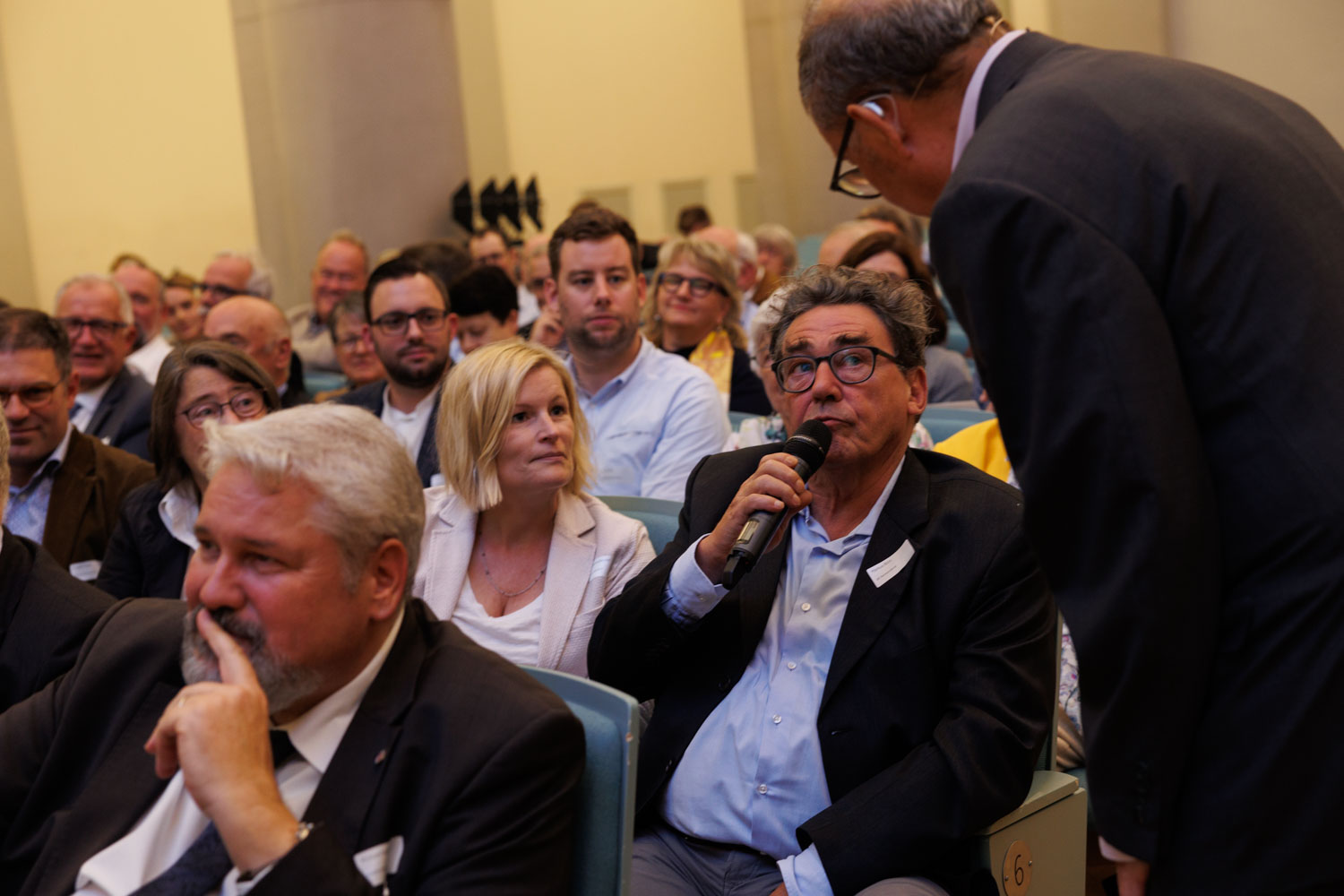 Dann am Mikrofon: Markus Böni (alt Gemeinderat SVP). Links von ihm Yvonne Beutler (alt Stadträtin und alt Gemeinderatspräsidentin SP). Dahinter Kaspar Vogel (Stadtparlamentarier die Mitte)