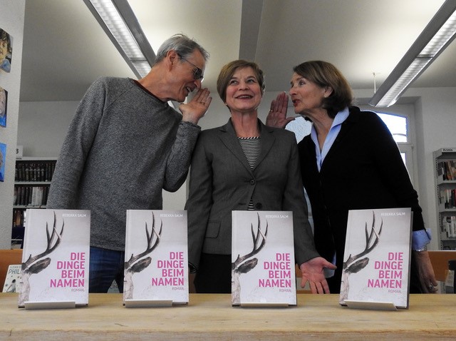 foto arbeitsgruppe richti liest ein buch