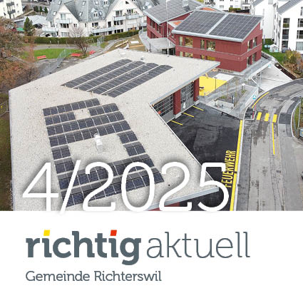 Richtig akutell 04/25 - Informationsblatt der Gemeinde, auf der Frontseite sind die Photovoltaikanlagen auf den Dächern des neuen Feuerwehrgebäudes und des neuen Kindergartens
