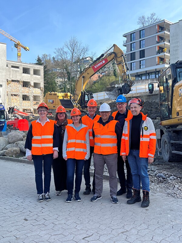 Vertreter des Projekts vor der Baustelle Wisli am See