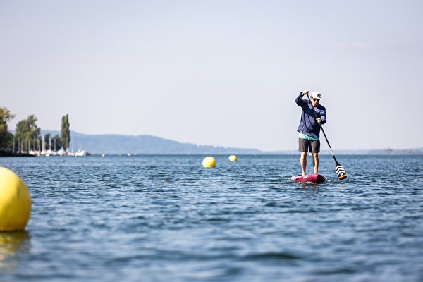 Mann auf dem SUP (Stand up Paddle) auf dem Zürichsee
