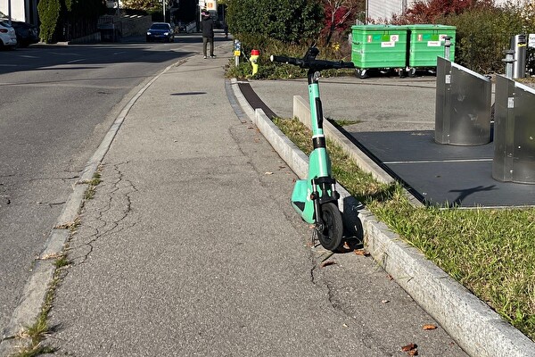 Korrekt abgestellter E-Scooter auf Trottoir