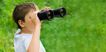 Lehrstellen 2027: Betreuung EFZ Foto: Kind schaut durch ein Fernglas