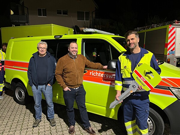 Neue Fahrzeuge für die Feuerwehr. Gemeinderat Pfeffer und Martin Rusterholz von der Carrosserie übergeben Philipp Widmer, dem Feuerwehrkommandanten, die beiden Fahrzeuge