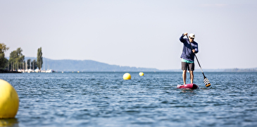 Mann auf dem SUP (Stand up Paddle) auf dem Zürichsee