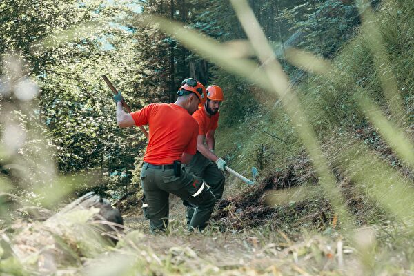 Zivilschutz im Einsatz an einem Hang