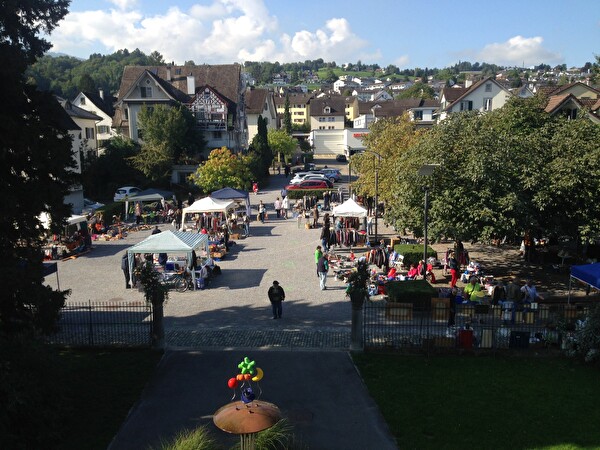 Flohmarkt auf dem Wisshusplatz in Richterswil