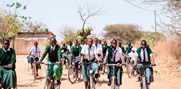 Velofahrende Kinder in Afrika