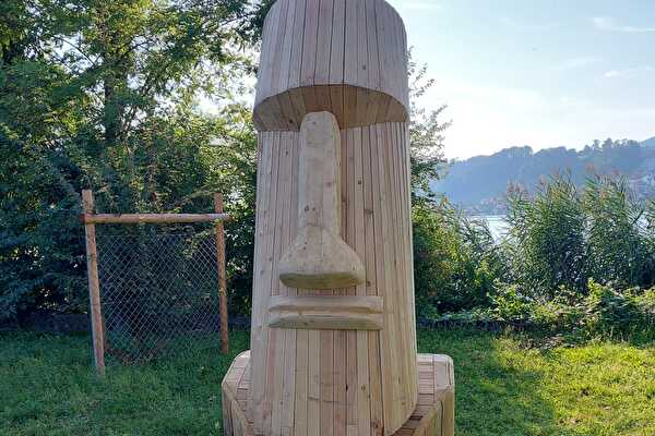 Holzfigur Maoi auf dem Inseli Schönenwirt vor Richterswil
