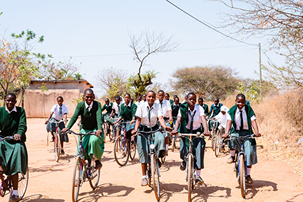 Velofahrende Kinder in Afrika