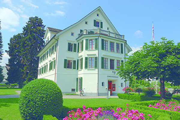 Gemeindehaus Richterswil von vorne, blühende Rosen im Pärkli vor dem Eingang