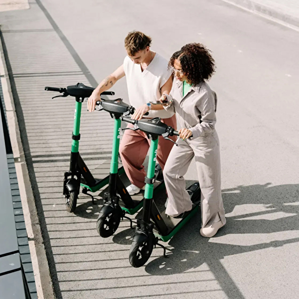 E-Scooter Bolt, 2 Menschen, die sich für die Nutzung registrieren