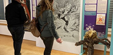 Besuchende an der Ausstellung Wie geht's dir? Wirklich...