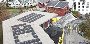 Photovoltaikanlagen auf den Dächern der beiden Gebäude