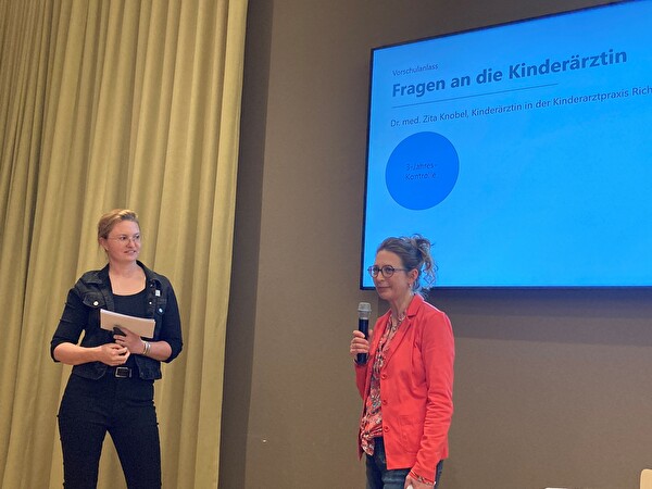 Integrationsbeauftragte Kim Weber und Kinderärztin Dr. med. Zita Knobel 
