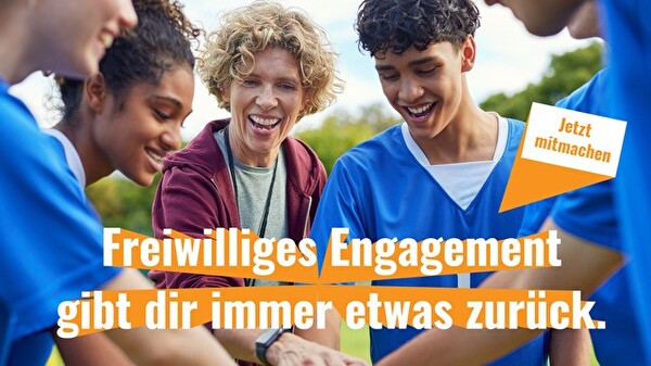 Junge Menschen und eine freiwillige Trainerin