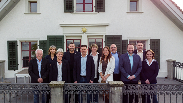 Von links: Willy Nüesch, Gerda Koch (stellvertretende Gemeindeschreiberin), Bernadette Dubs, Roger Nauer (Gemeindeschreiber), Marcel Tanner (Gemeindepräsident), Evelyn Meuter, Mira Crivelli-Amstutz, Hansjörg Germann, Renato Pfeffer, Christian Stalder, Melanie Züger