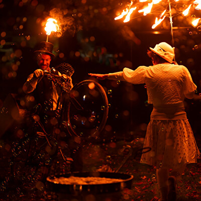 Bild Glitzer, Glanz und Feuertanz