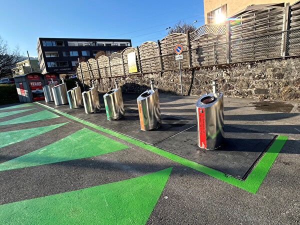 Unterflurcontainer an der Sammelstelle Bärenbrüggli in Samstagern