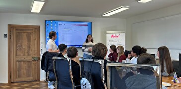 Die Lernenden der Verwaltung führen durch das Programm