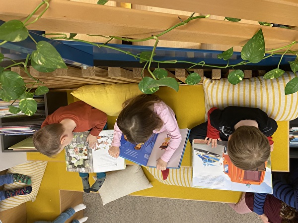 Die Kita besucht mit den betreuten Kindern die Bibliothek