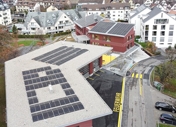 Photovoltaikanlagen auf den Dächern des neuen Feuerwehrdepots und des neuen Kindergarten Mettlen in Richterswil
