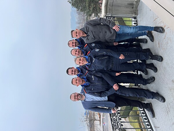 Renato Pfeffer (Gemeinderat Ressort Sicherheit & Einwohnerwesen) und Gemeindepräsident Marcel Tanner mit dem Team der Gemeindepolizei Richterswil