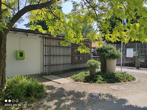 Defibrillator an Aussenwand des Seebads Richterswil