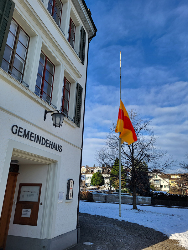 Gemindehaus Richterswil mit Fahnenmast, Fahne auf Halbmast gesetzt