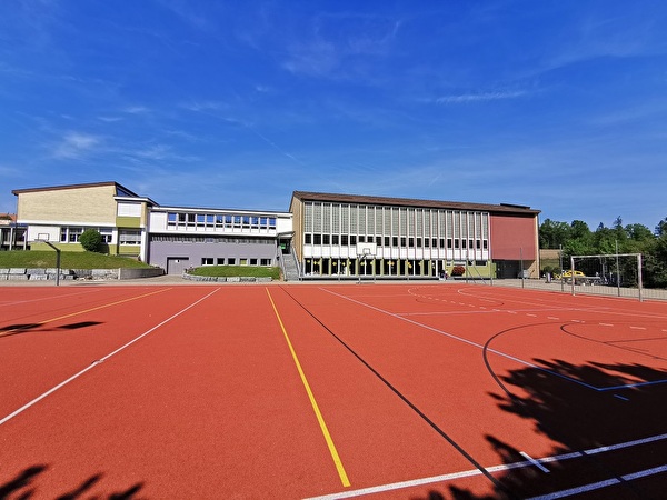 Hartplatz vor dem Schulhaus