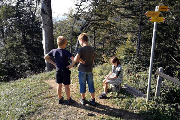 Kinder an Wegkreuzung