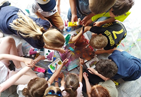 Jugendliche beim Malen