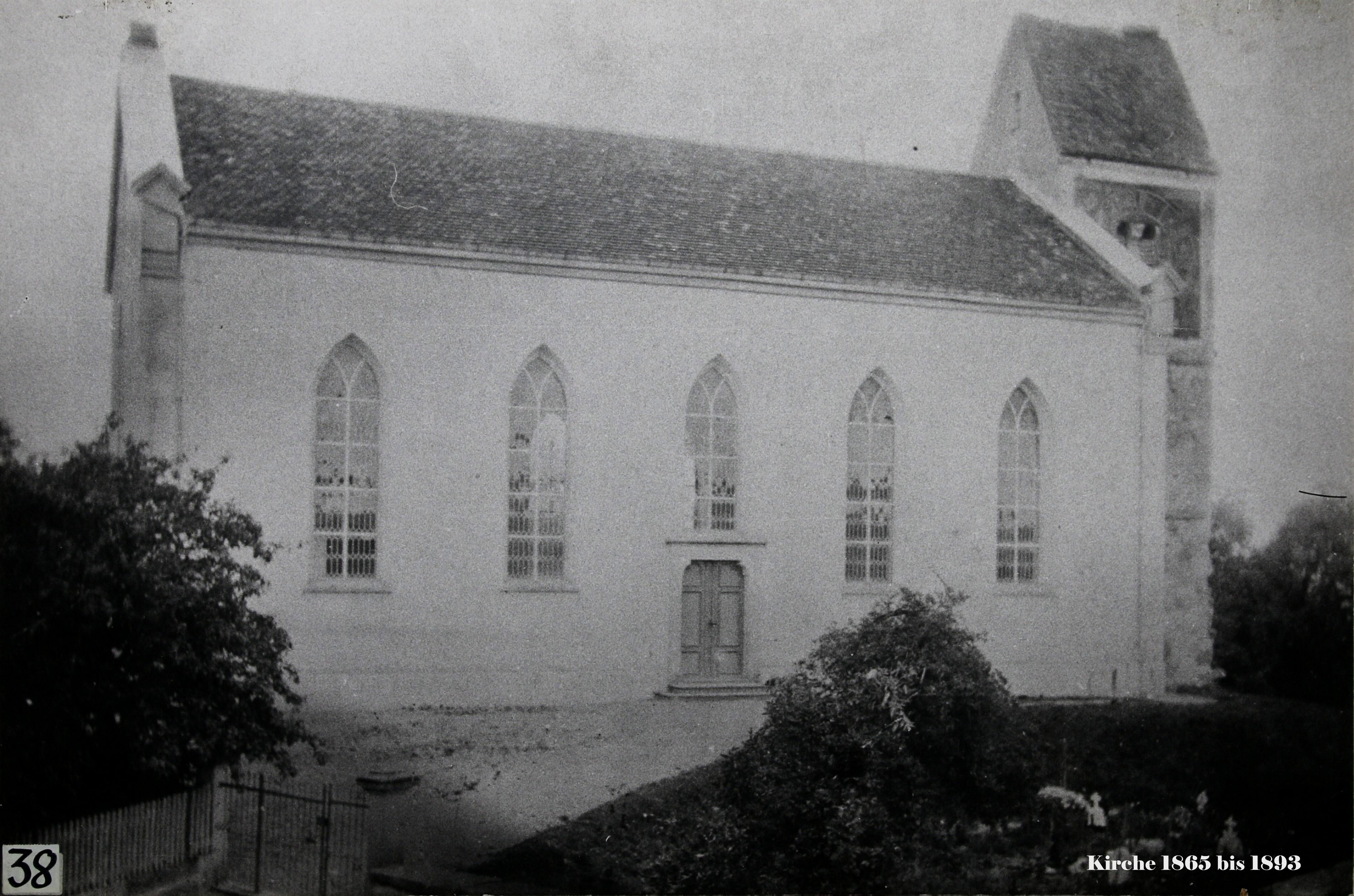 ref. Kirche, zwischen 1865 und 1893. Der uralte Turm steht klein und gedrungen vor dem grossen, neuen Kirchenschiff
