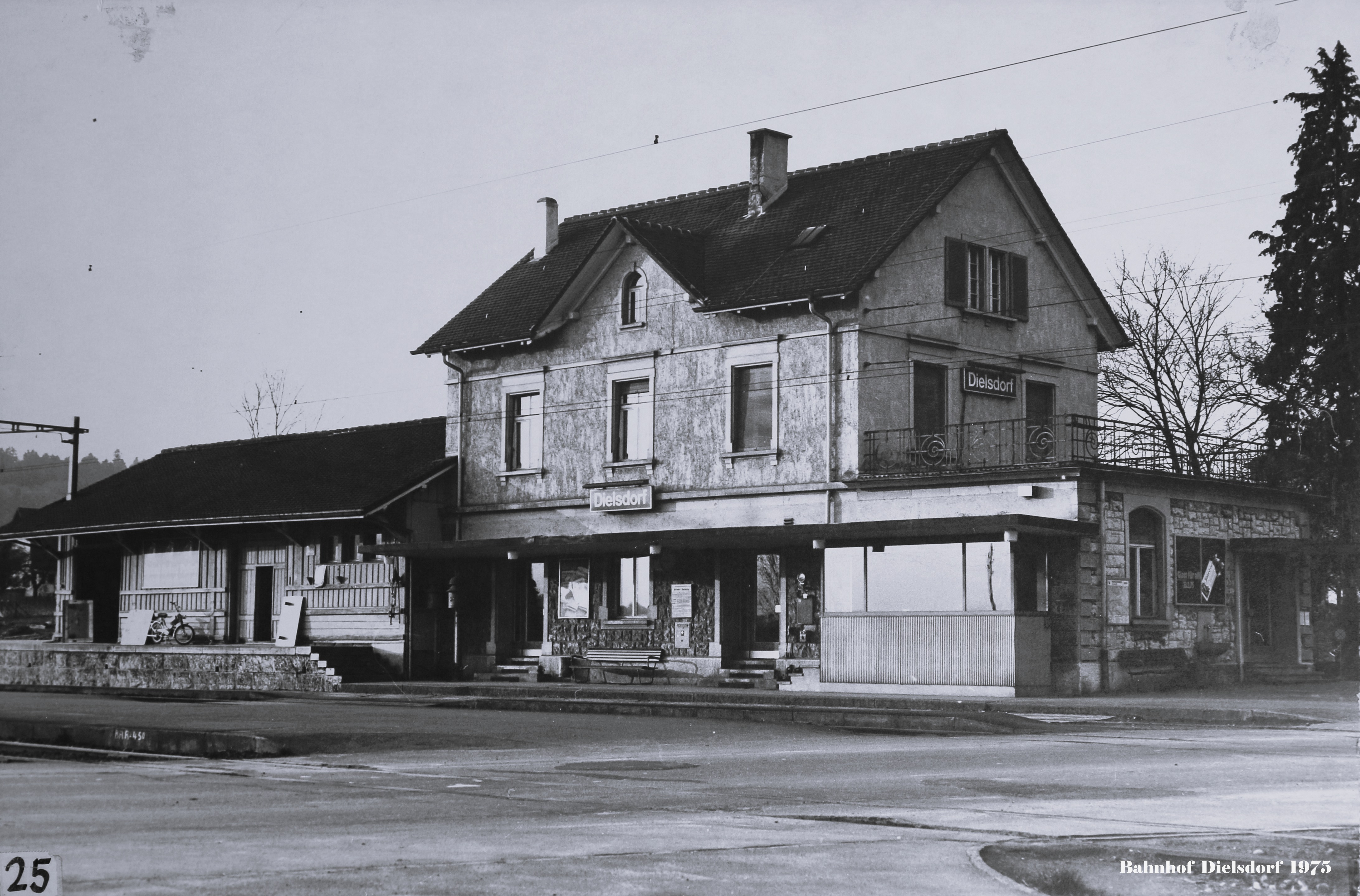 Bahnhof Dielsdorf, von Nordosten, Januar 1975. Auf den Zeitpunkt der Elektrifizierung, 1959, wurde das Stationsgebäude der rationellen Betriebsführung angepasst