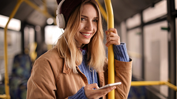 jeune fille dans le bus