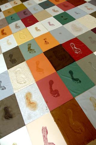 Was bedeutet Kulturspur? Zum einen, unter all den Ausstellungen seinen eigenen Weg finden; zum andern aber auch, Spuren zu hinterlassen. Das Künstlerduo Ursula Hostettler und Adrien Rihs machten letzteres möglich, indem sie einen Teppich mit 100 Fussabdrücken von Besuchenden herstellten.