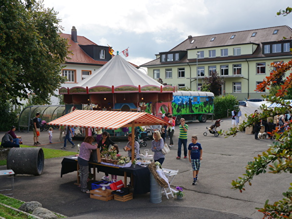 Marktstände und Rösslispiel