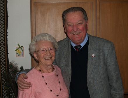 Bei bester Gesundheit und gut gelaunt nahm Frau Ingeborg Patzig die Glückwünsche, für Ihren 90. Geburtstag vom 17.11.2012, entgegen.
Der Gemeinderat grauliert herzlich dazu!