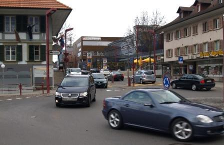 Mit dem Angebot von Geschäften nimmt der Verkehr rasch zu. Es werden bis zu 22'000 Fahrzeugen am Tag gemessen.