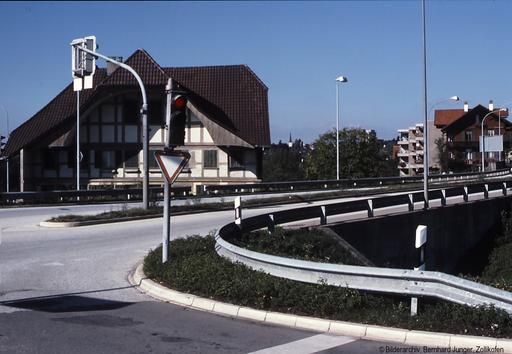 Rechts von der Bernstrasse befindet sich die Grenze Zollikofen Schlund-Worblaufen. Der Verkehr fordert seinen Tribut. Dies zeigt der erneute Blick auf das Marthaler Haus, diesmal um 1985.