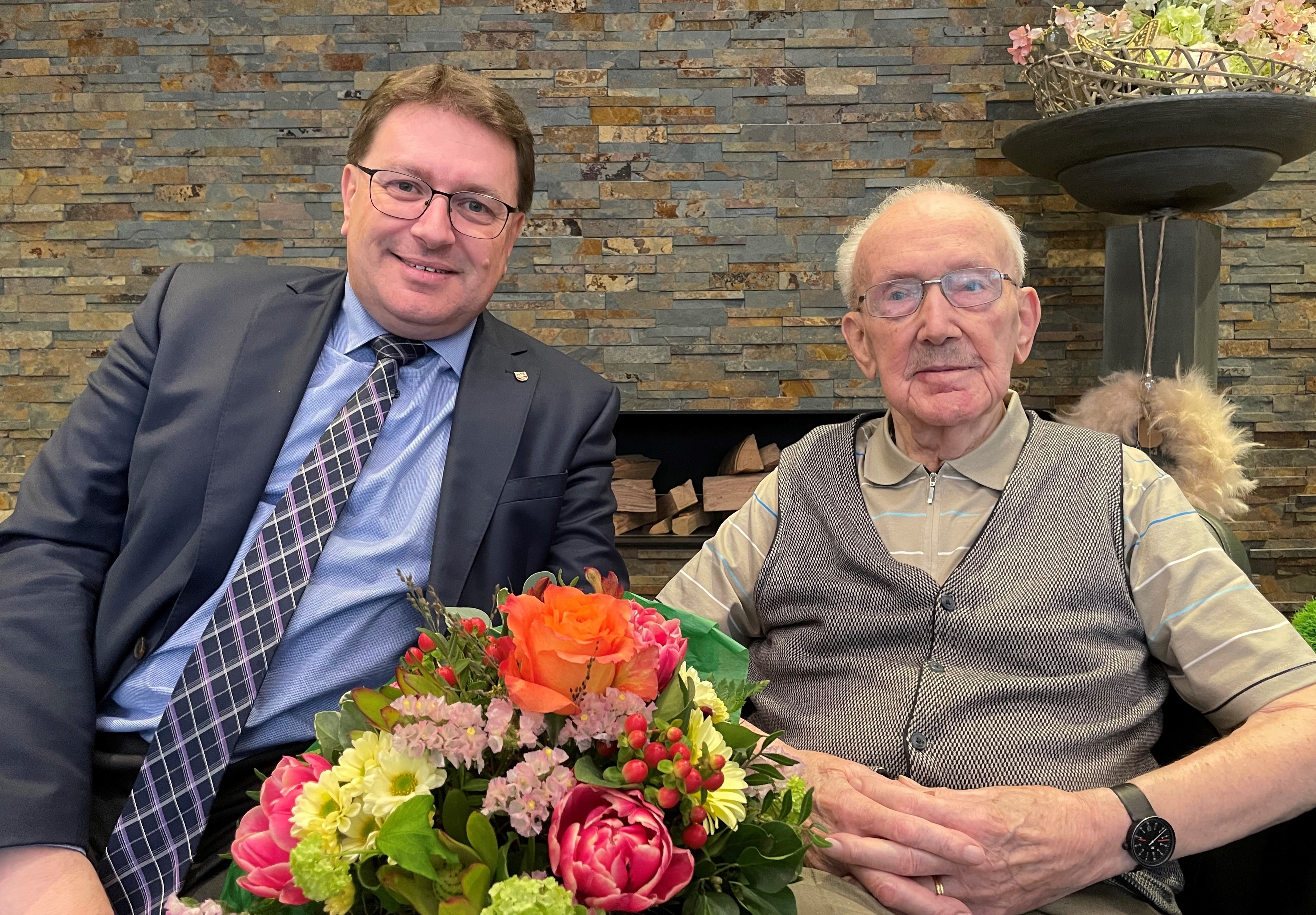 Herzliche Gratulation zum hohen Wiegenfest!
Herr Hofer durfte am 5. April 2024 seinen 100. Geburtstag feiern. Der Gemeinderat überbrachte die Glückwünsche persönlich vorbei.