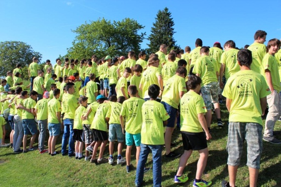 Die FC-Junioren zeigen ihre T-Shirts