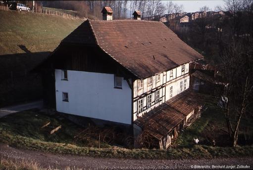 Diese Aufnahme zeigt das ehemalige Gebäude im Schlund. Im Jahr 2000 wurde das Schlundhaus ersatzlos abgerissen. Einstiger Eigentümer dieser Liegenschaft war Joseph Marti (†), ehemaliger Besitzer der Ziegelei Tiefenau AG. Es wird vermutet, dass dieses Gebäude als Wohnhaus für die Ziegeleiarbeiter diente.